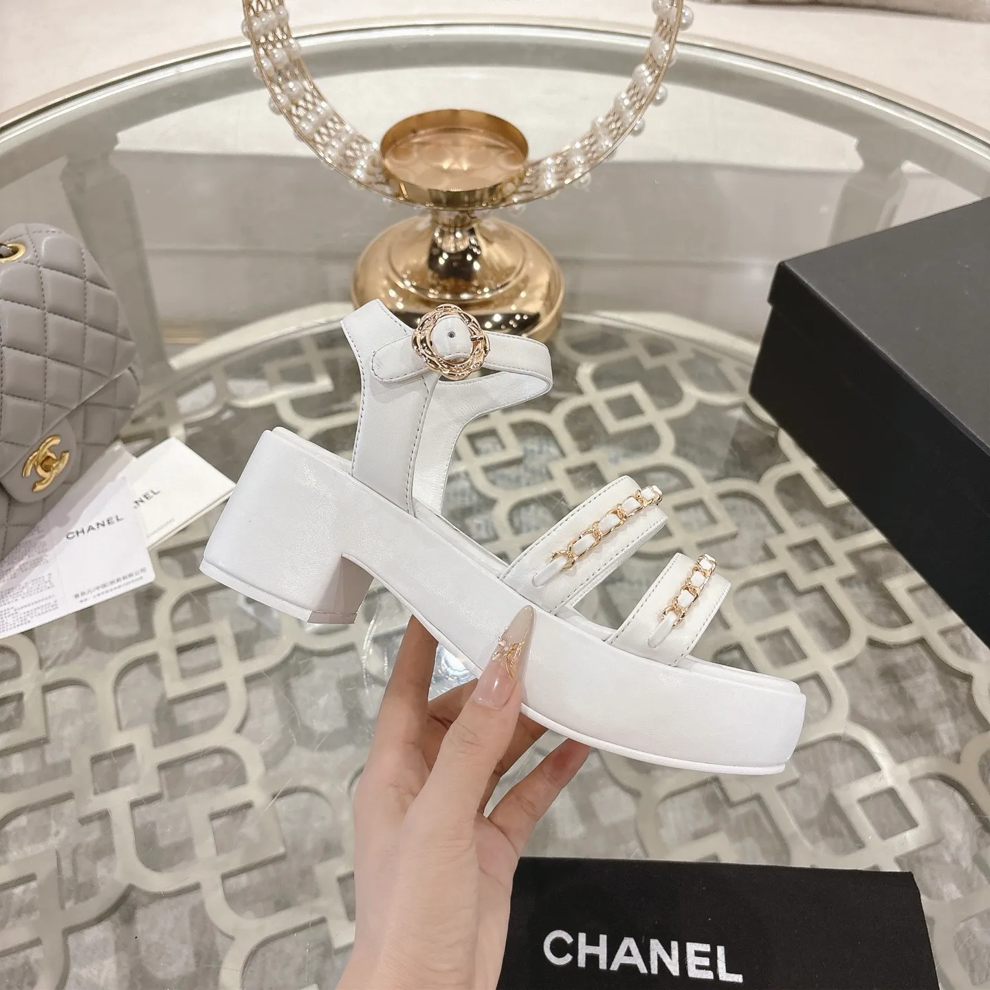 👟👟Ex-factory price 560👟👟Chanel Xiaoxiang 2025ss spring and summer latest catwalk fashion chain decoration top quality! Accurate to 1:1, light luxury without tiring the feet, the upper foot can be matched with spring and summer clothes at will, highlighting texture and taste, simple yet luxurious appearance, even if it is just a pair of sandals, it is definitely a must-have pair in the summer shoe cabinet. Upper: imported lambskin. Lining: imported sheepskin lining. Outsole: original customized outsole. Size: 35-40 (40.41.42 custom-made, non-returnable)